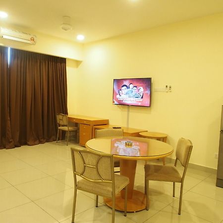 Premier Times International Hotel Seri Kembangan Exterior foto